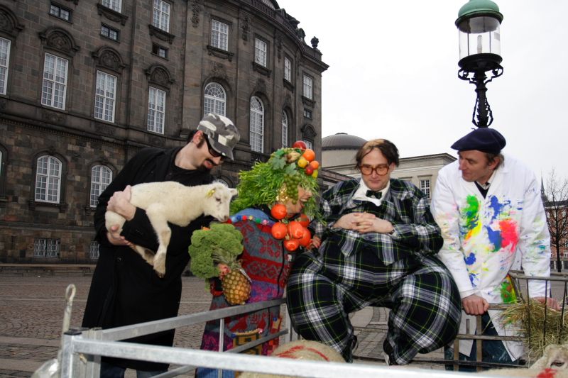 Lucas Alexsander med får, Anne marie Helger, Peter Larsen og Christian Tangø